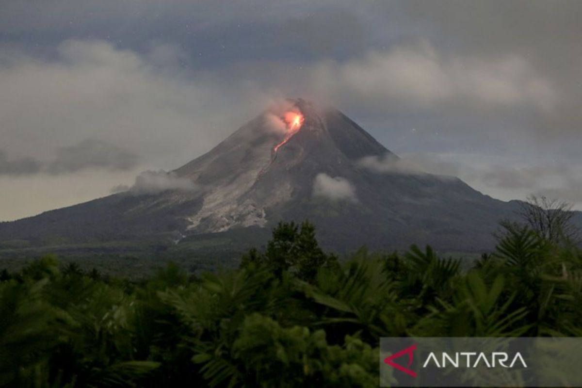 Gunung Merapi luncurkan lava pijar belasan kali pada Sabtu pagi