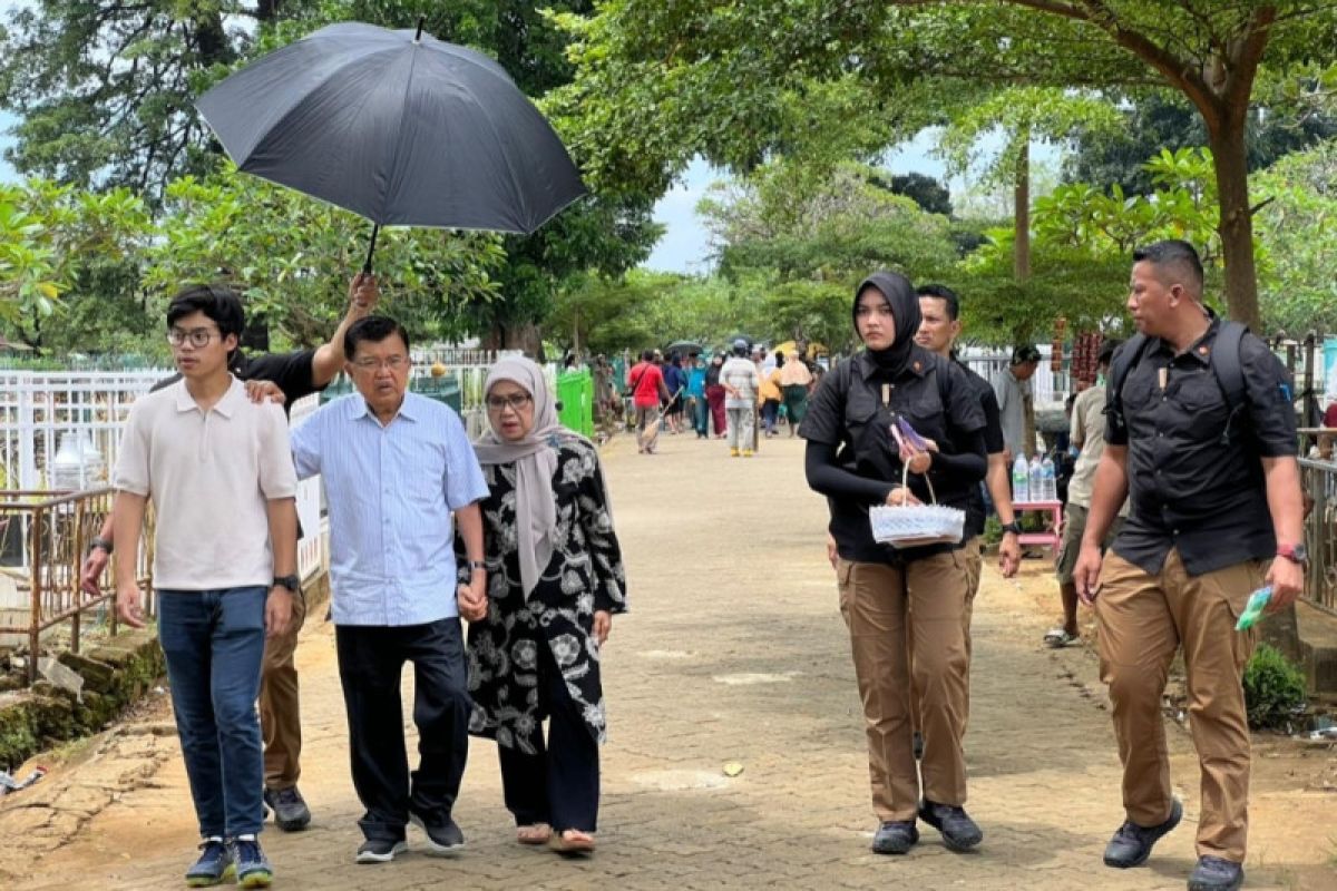 Jusuf Kalla ziarah ke makam orang tua menjelang Ramadhan