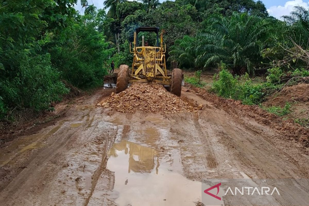 PUPR Kotabaru  pelihara jalan demi kenyamanan dan keselamatan