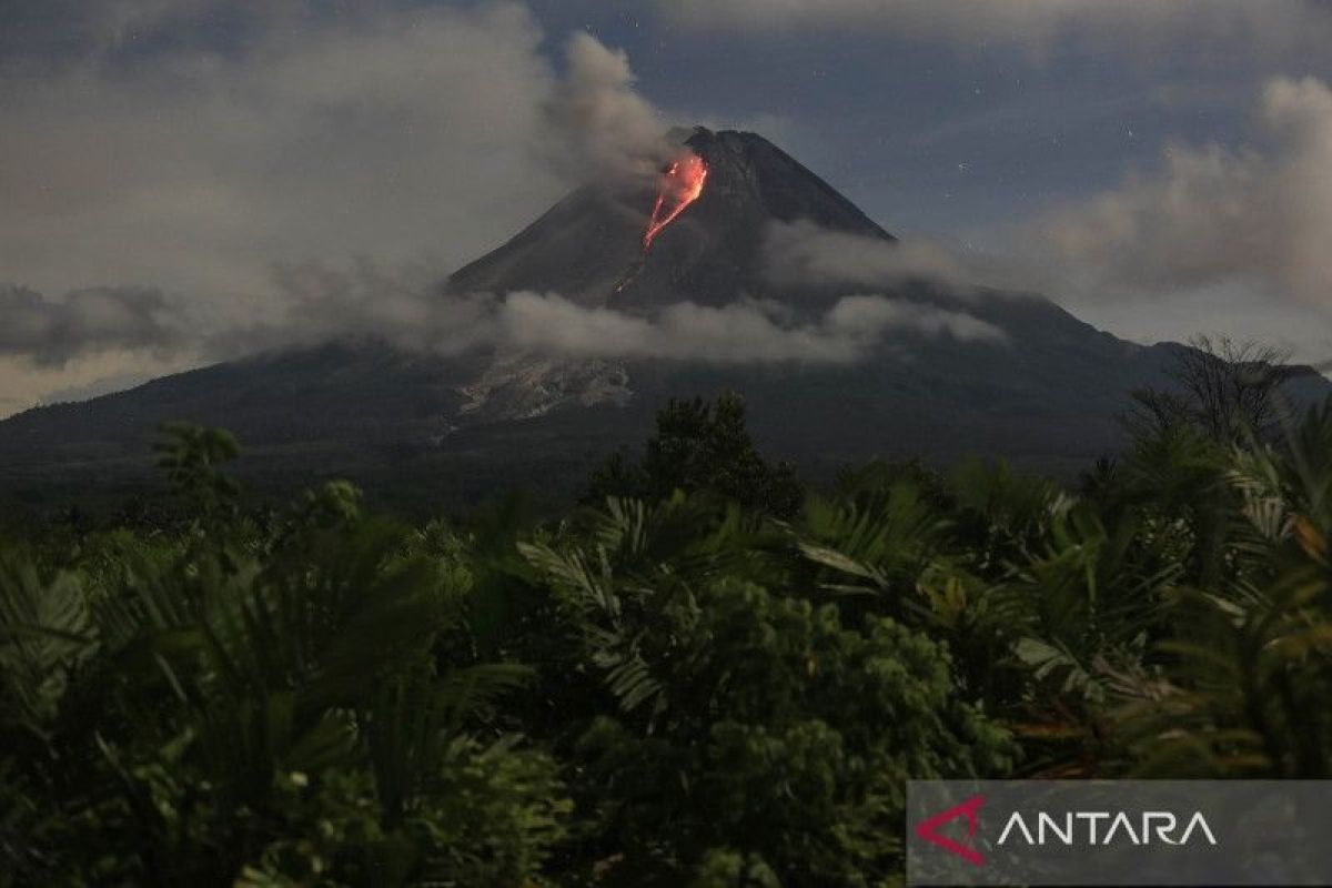 BPPTKG sebut Gunung Merapi luncurkan guguran lava pijar 17 kali pada Sabtu pagi