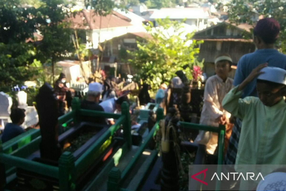 Warga  Muslim Samarinda berziarah ke makam jelang Ramadhan