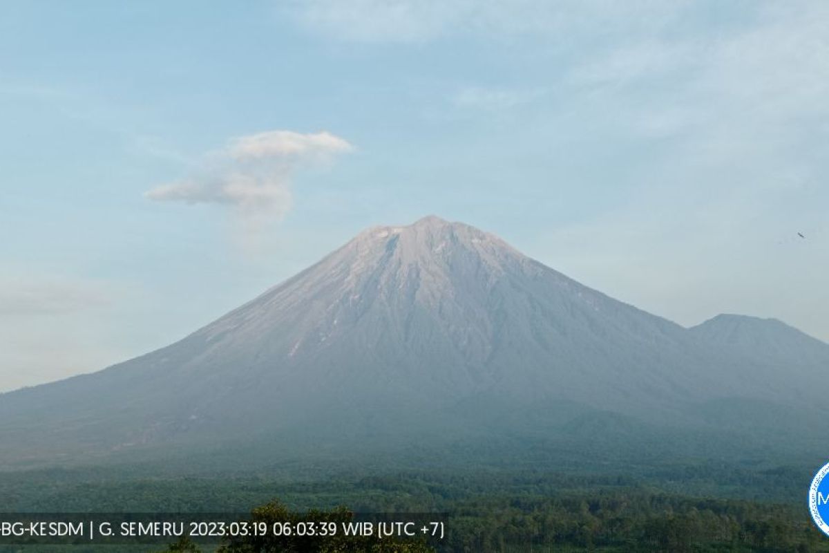 Dua kali getaran banjir lahar dingin terjadi di Gunung Semeru