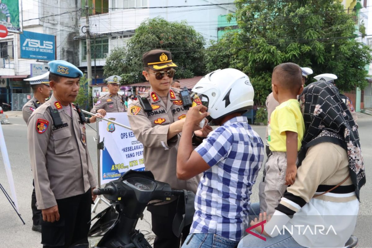 Polres Asahan bagikan helm  pada Operasi Keselamatan Toba 2023