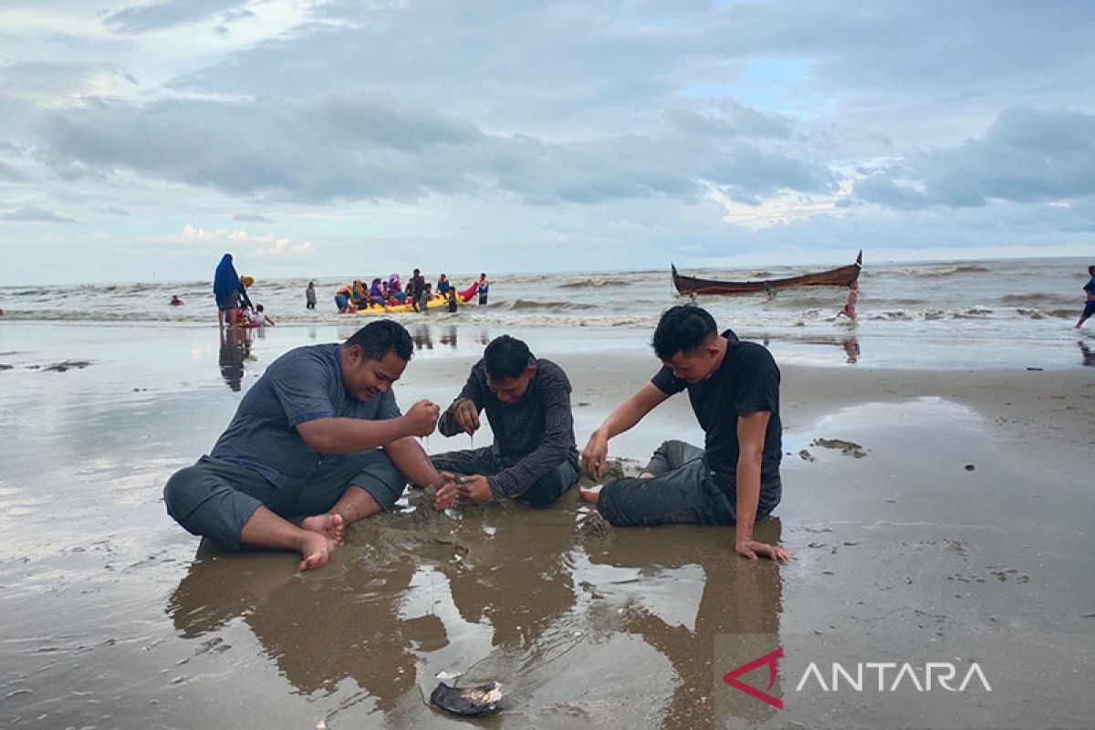 Jelang Ramadhan, warga Aceh Timur padati pantai