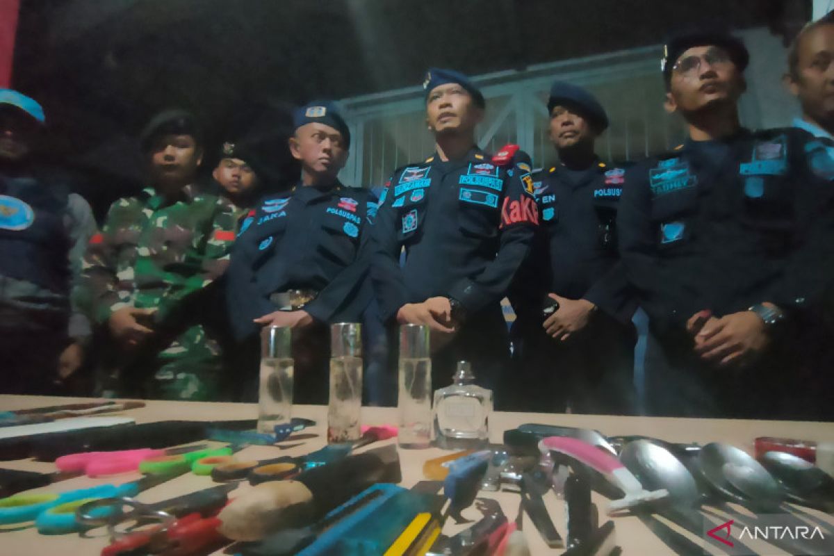 Senjata tajam rakitan milik narapidana ditemukan saat tim gabungan razia Lapas Cianjur