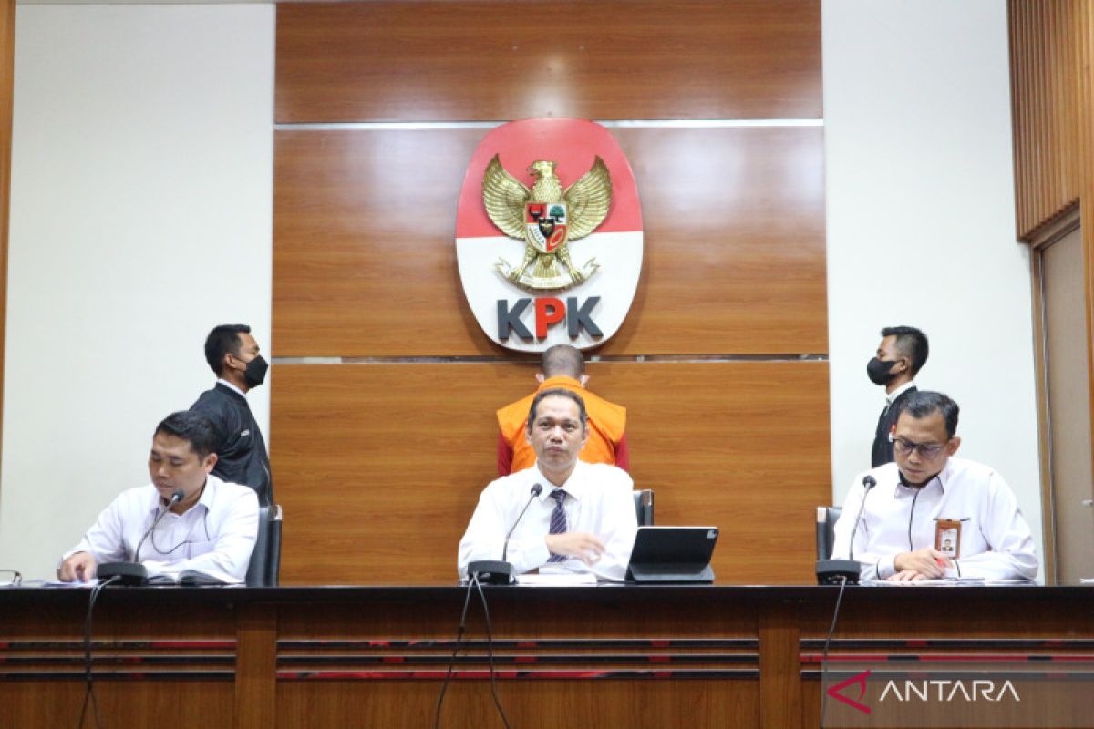 KPK tahan tersangka perintangan penyidikan korupsi di Buru Selatan