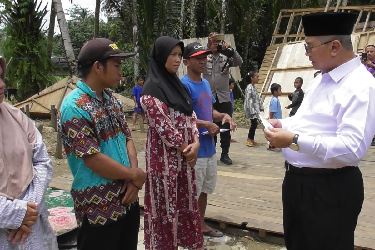 Bupati kunjungi Malinau serahkan bantuan untuk korban banjir