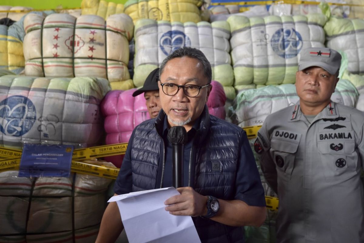 Ministry destroys imported secondhand clothes worth Rp10 bln