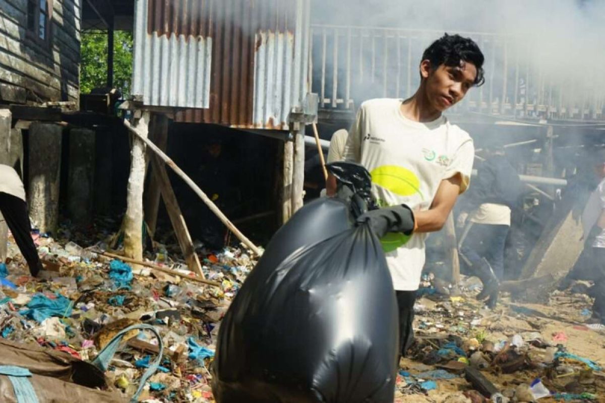 Aksi bersih-bersih di pulau penyangga, empat ton sampah berhasil dibersihkan