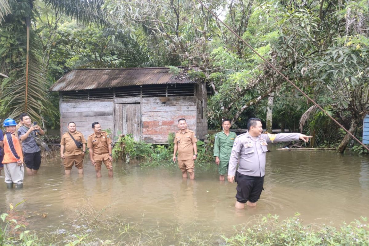 Bhabinkamtibmas Polsek Sekadau Hulu pantau banjir di 3 desa