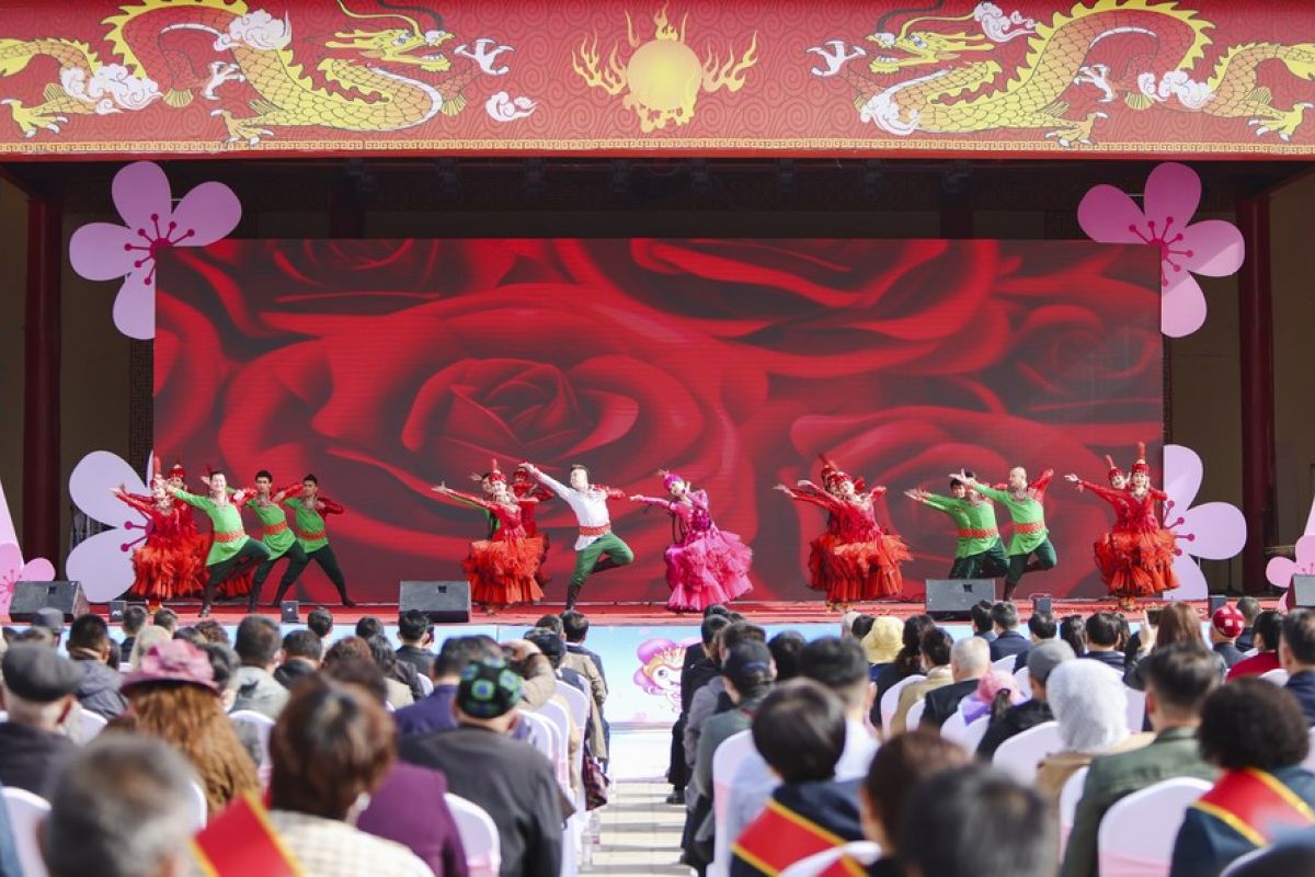 Mengintip kemeriahan festival bunga aprikot di Xinjiang, China
