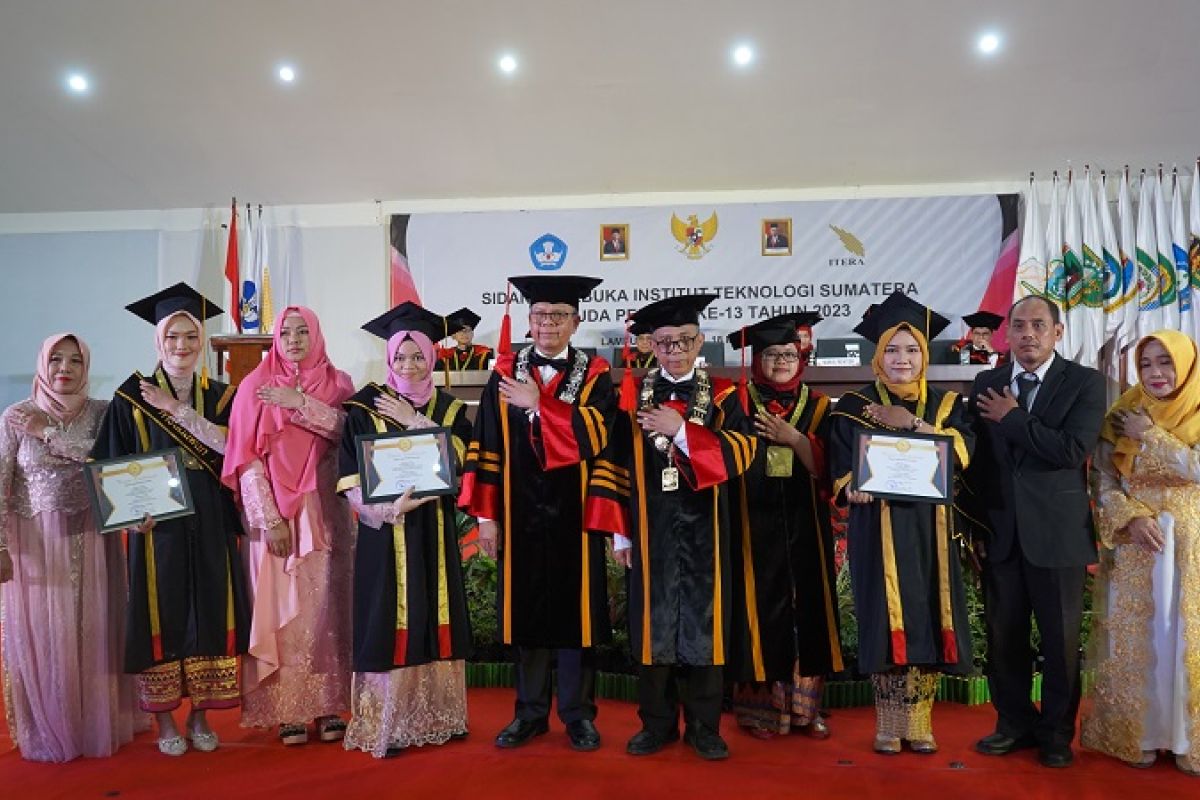 Perjuangan para wisudawan terbaik dan termuda Itera