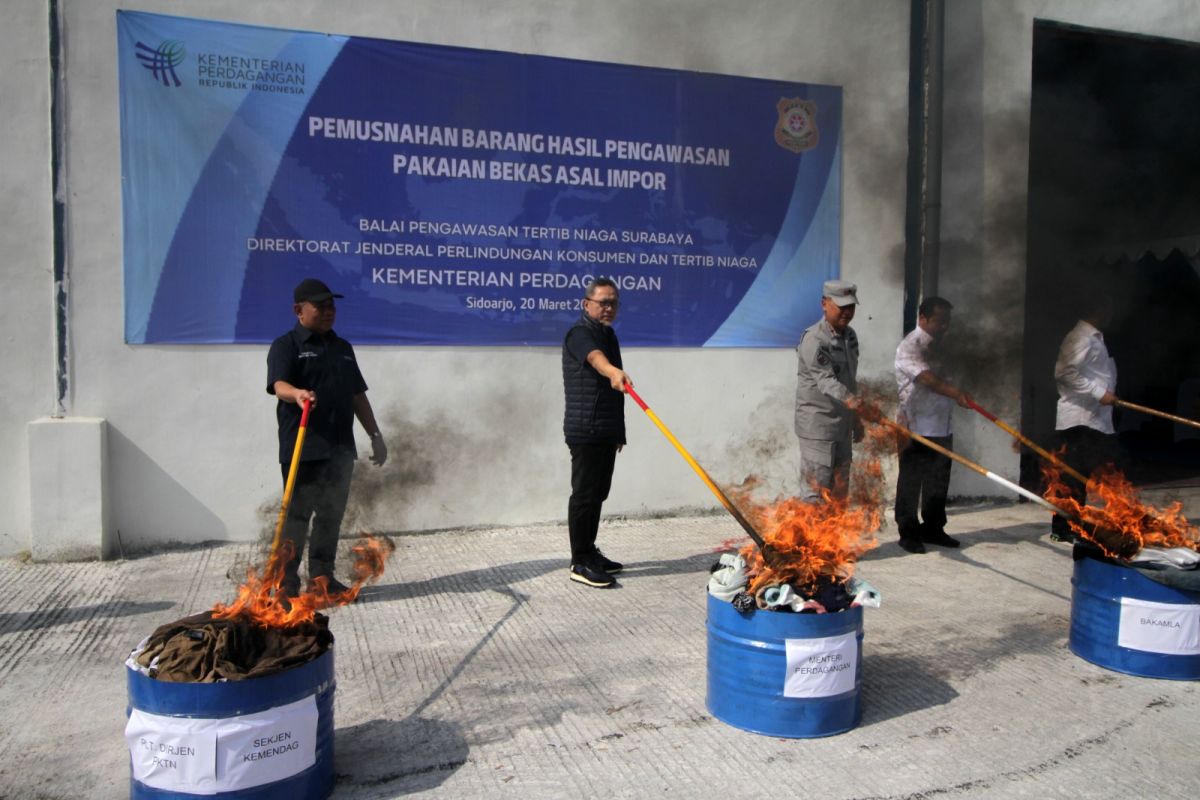 Mendag  Zulkifli  musnahkan pakaian impor bekas senilai Rp10 miliar di Sidoarjo