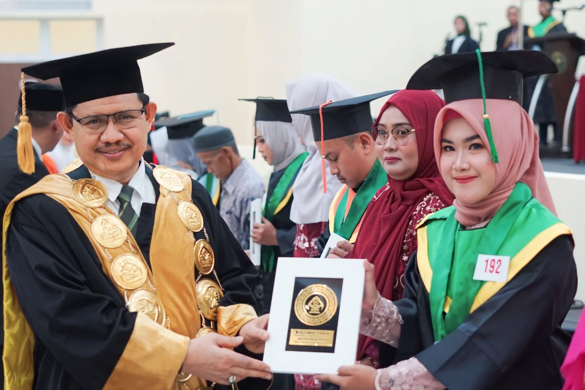 UIN Datokarama beri penghargaan kepada wisudawan berprestasi terbaik