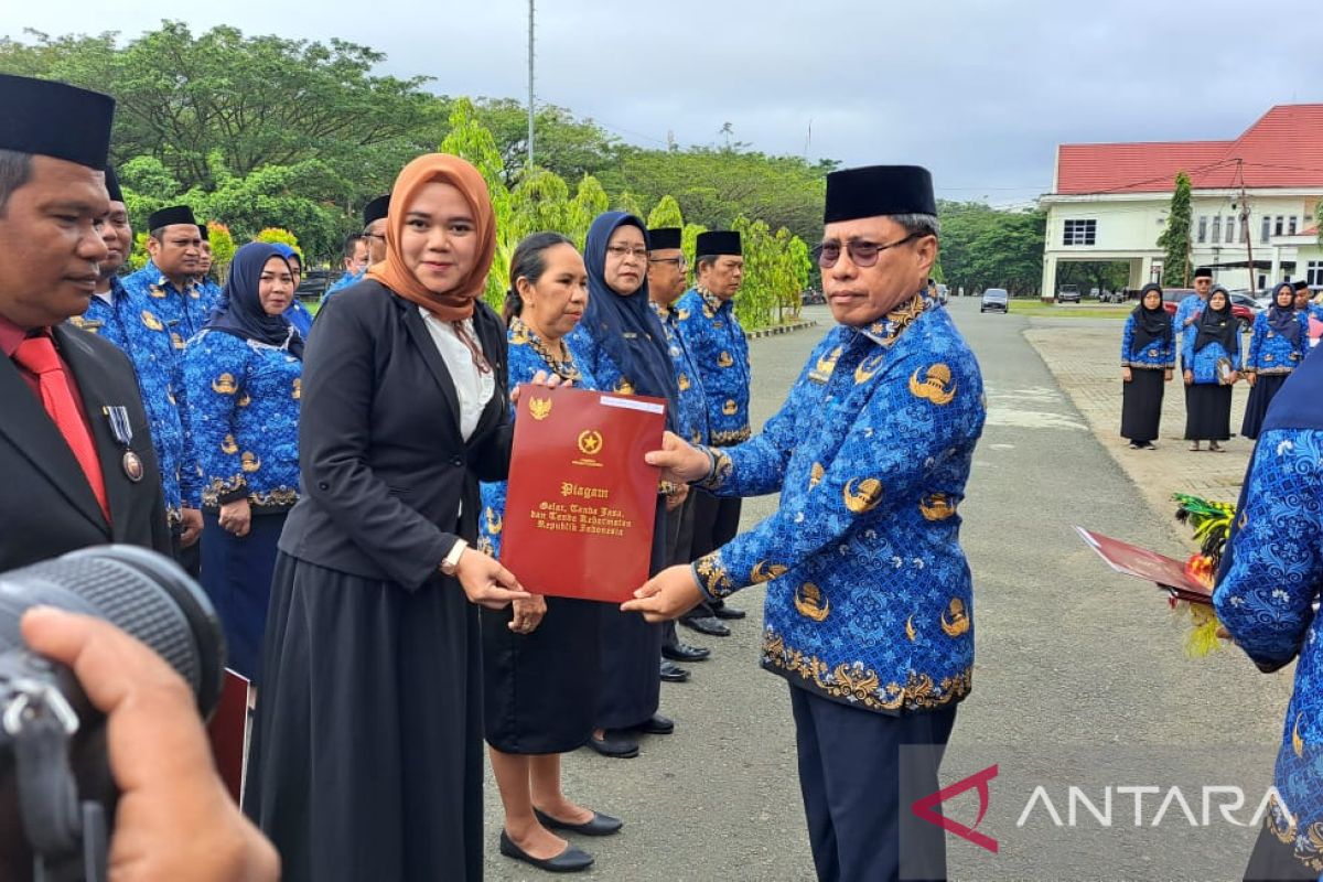 69 PNS Gorontalo Utara terima Satya Lencana Karya Satya