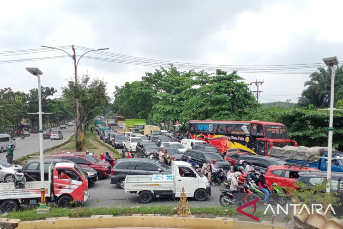 Tak mau mengalah, arus lalulintas di Tugu Songket macet