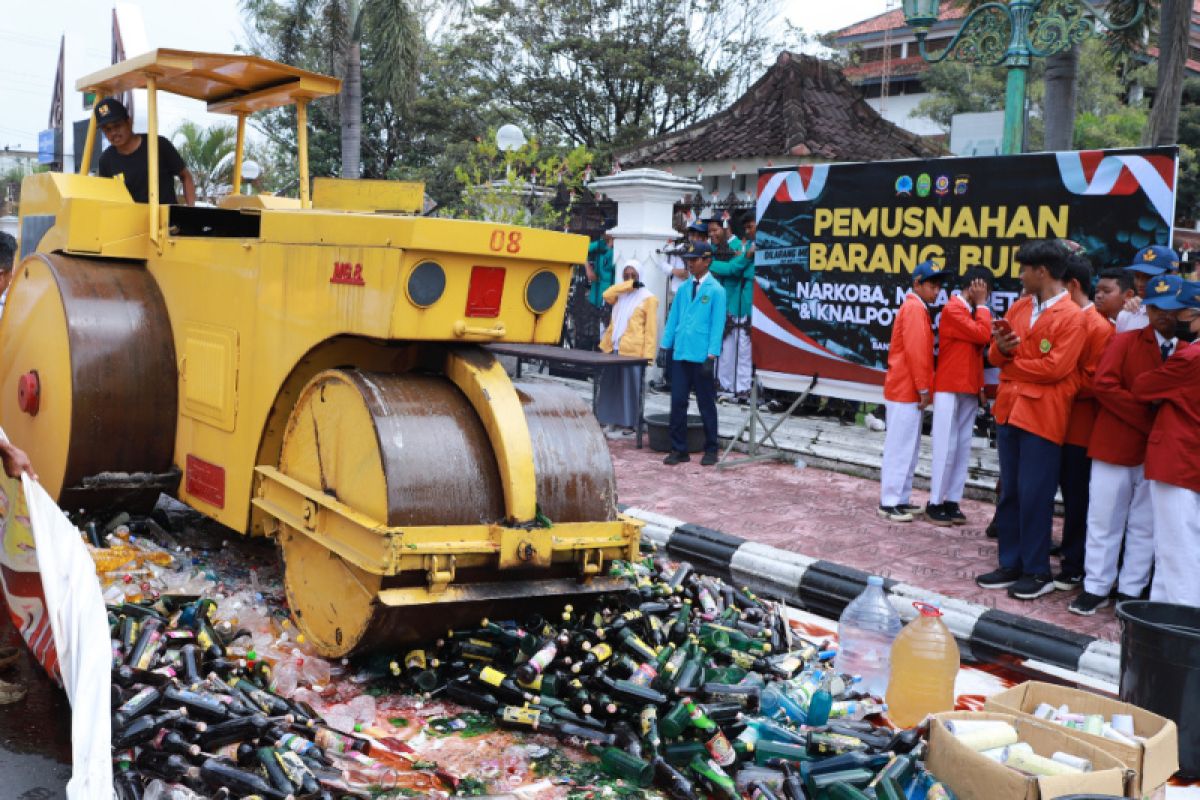 Polres Bantul memusnahkan ribuan botol minuman keras hasil operasi 2023