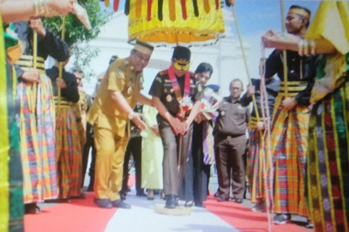 Kajati Sulsel dianugerahi gelar adat Bone  'La Makkatutu Daeng Mamase'