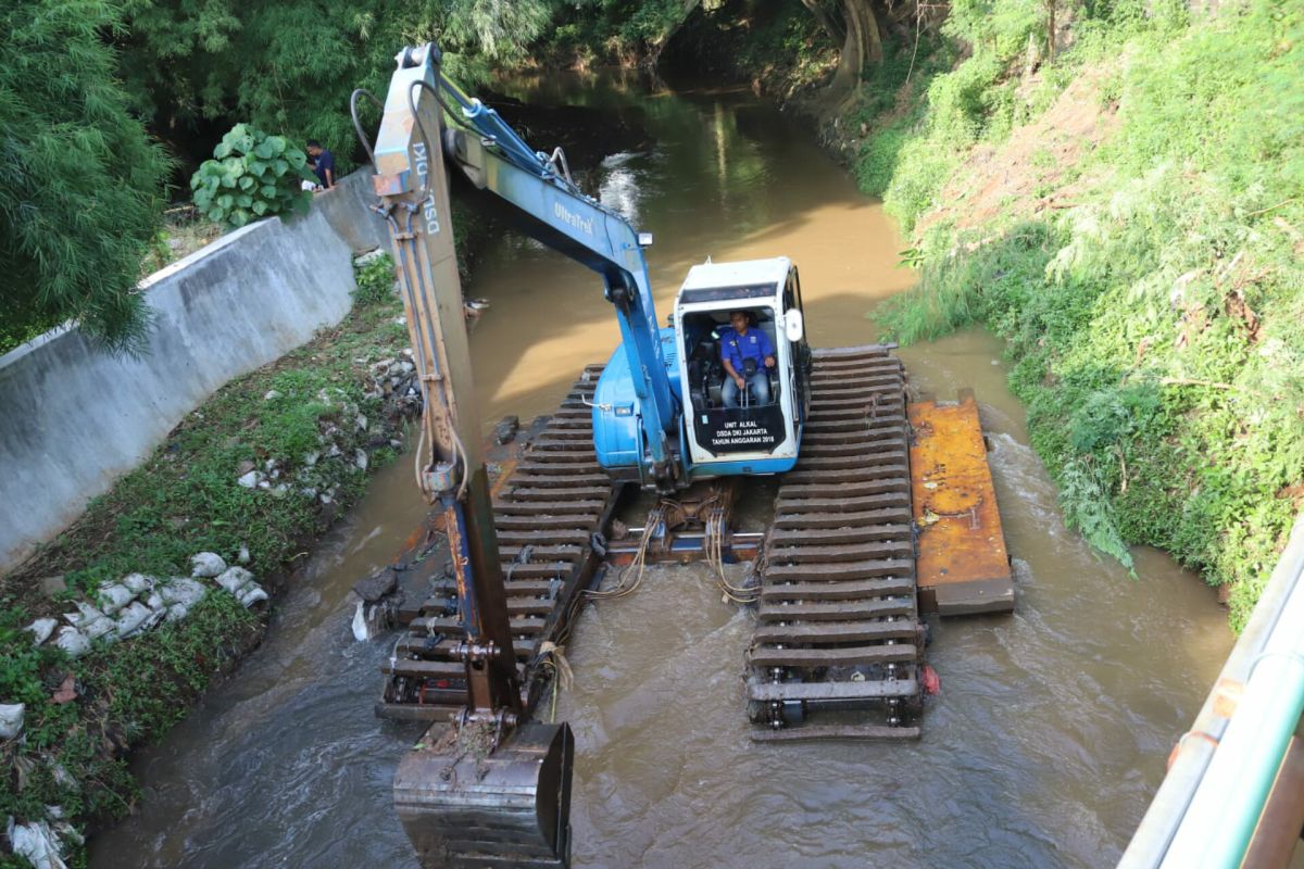 Pemkot Jaksel keruk lumpur Kali Krukut untuk antisipasi banjir Kemang