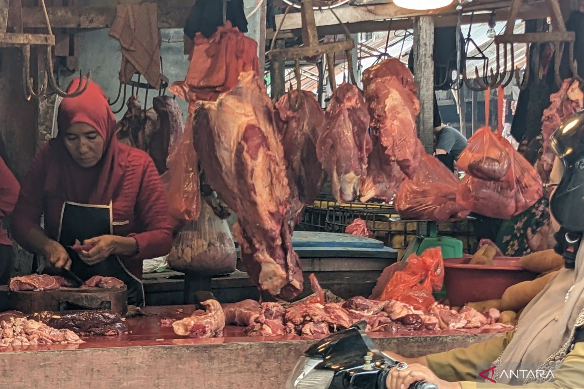 Pedagang daging sapi di Medan keluhkan sepinya pembeli jelang puasa