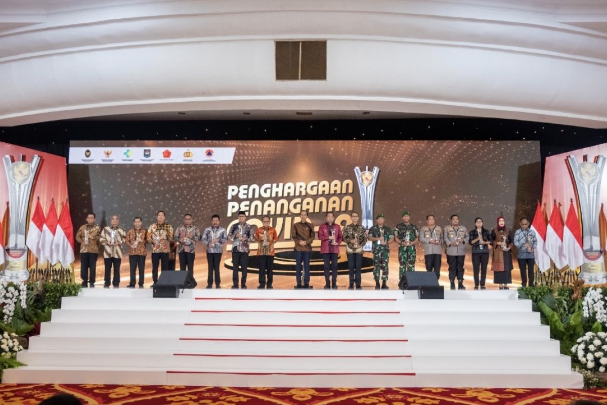 President Jokowi hands out COVID-19 handling awards