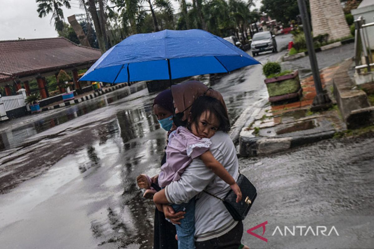 Hari ini, sebagian kota besar Indonesia diprakirakan hujan ringan