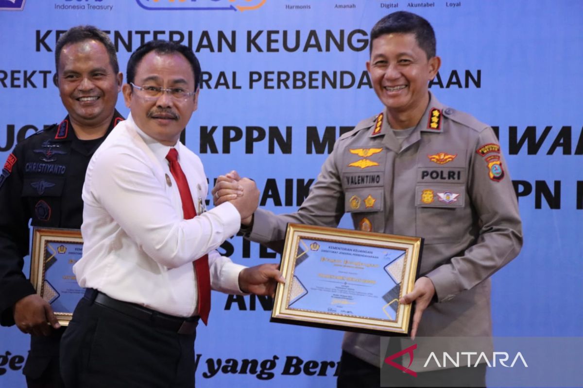 Kapolrestabes dapat penghargaan penganugerahan KPPN Medan Award