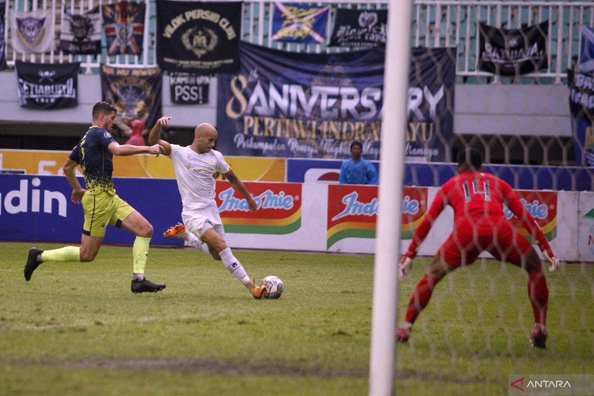 Persib Bandung jaga asa juara usai tekuk Dewa United 2-1