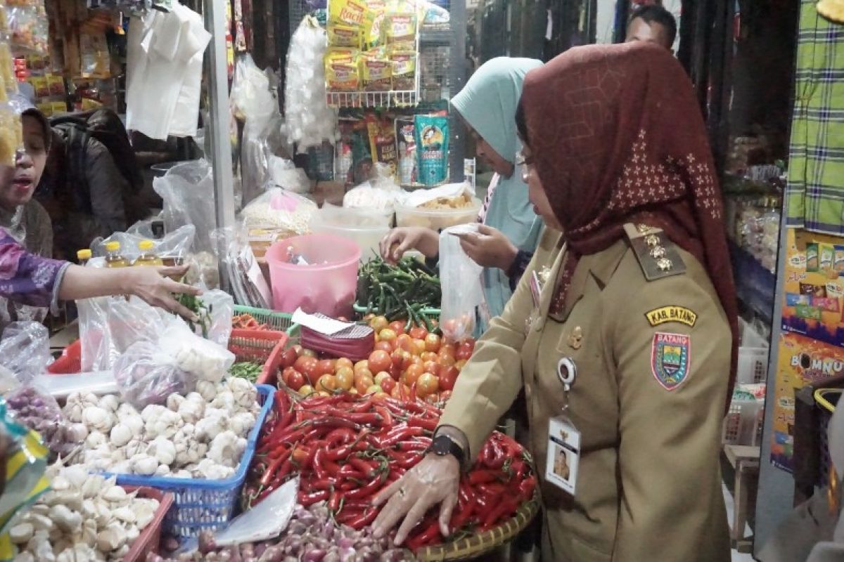 Pemkab Batang mengecek ketersediaan bahan pangan jelang Ramadhan