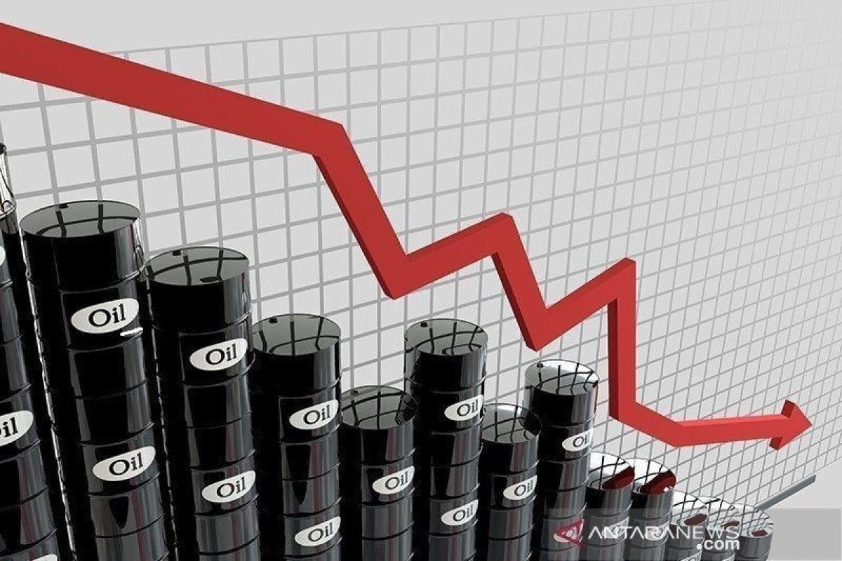 Harga minyak jatuh di Asia tertekan kenaikan mengejutkan persediaan AS