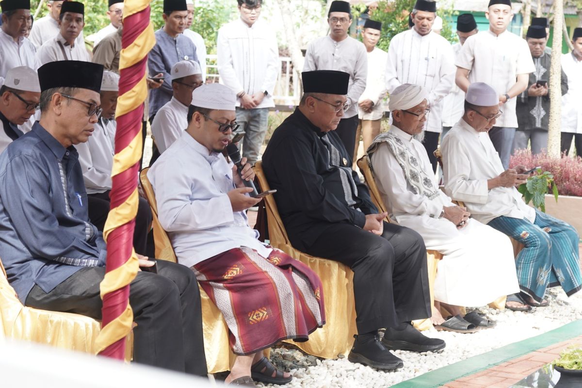 Bupati dan jajaran Pemkab HSS ziarah makam ulama di jelang Ramadhan