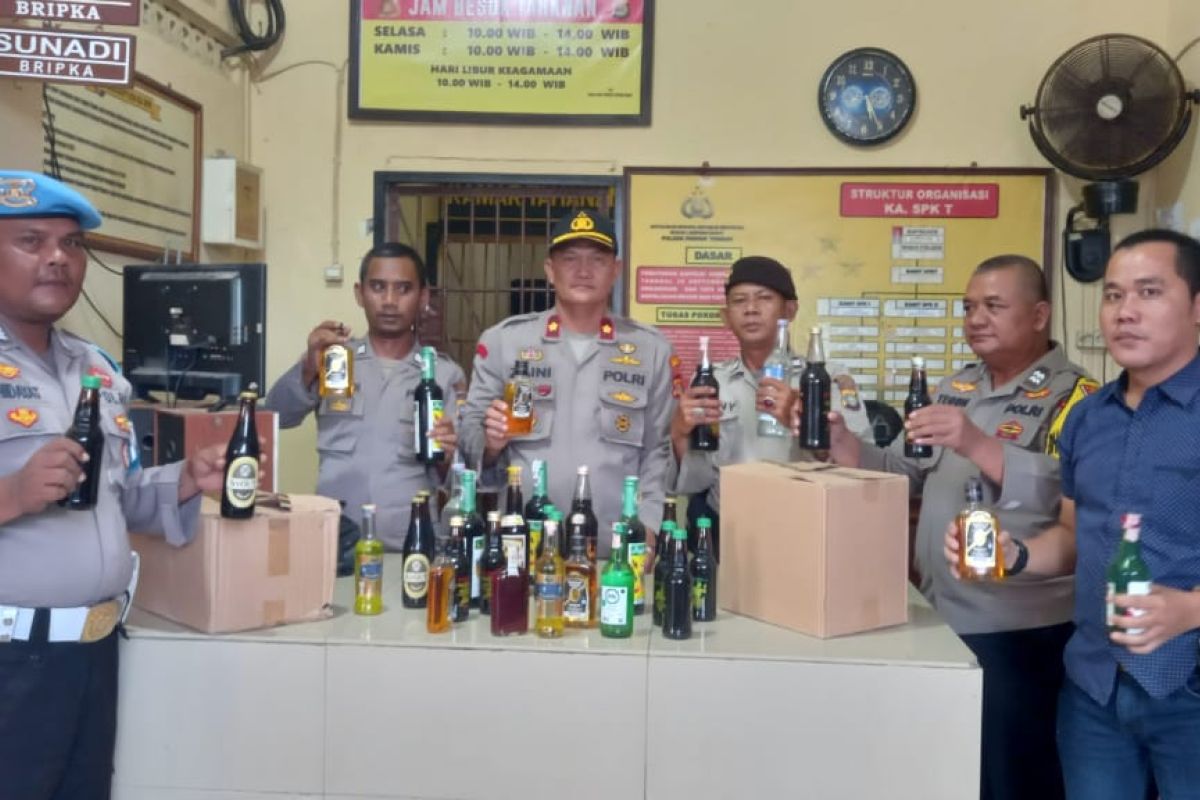 Operasi jelang Ramadhan, polisi sita minuman keras di Pesisir Barat