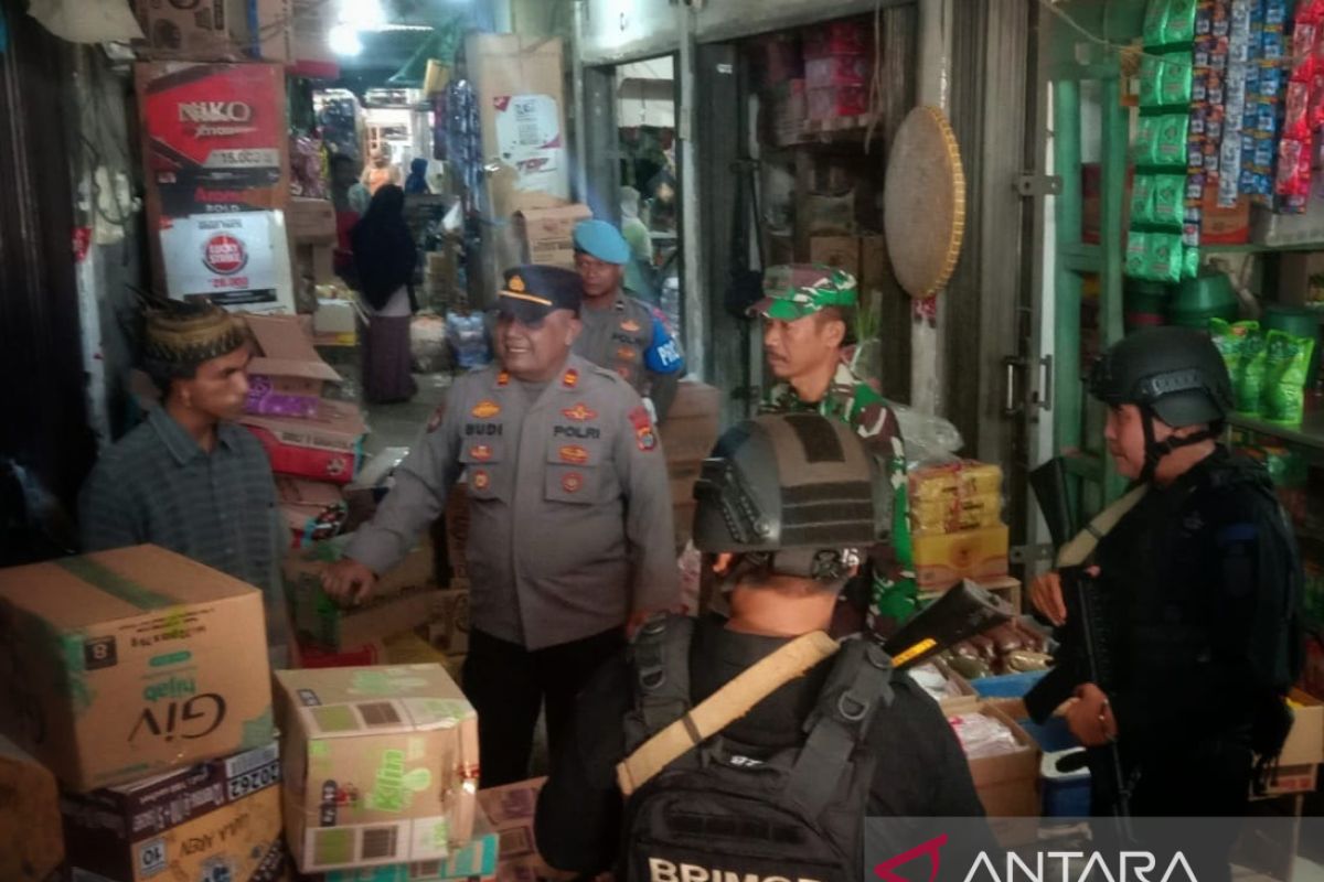 Cegah aksi premanisme jelang Ramadhan, Polsek Seputih Surabaya patroli jalan kaki di sejumlah pasar