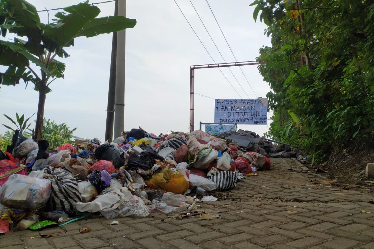 Warga Ponorogo blokade jalan TPA Mrican imbas pencemaran lingkungan