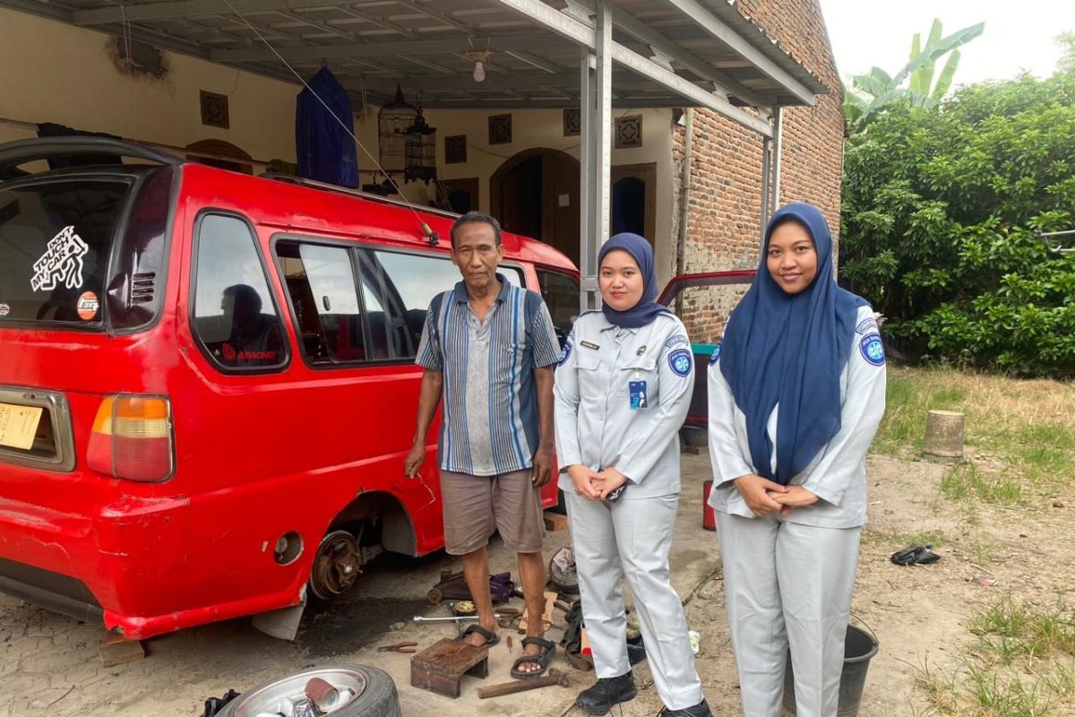 Petugas Jasa Raharja Kunjungi Pemilik Angkutan Umum Perorangan di Wilayah Waringinkurung, Kabupaten Serang