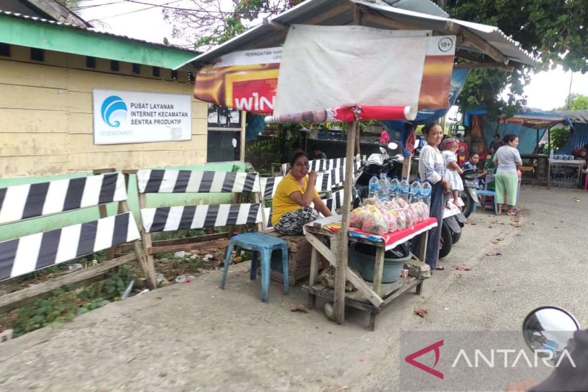 Penjualan bunga tabur laris manis di TPU Ambon menjelang Ramadhan