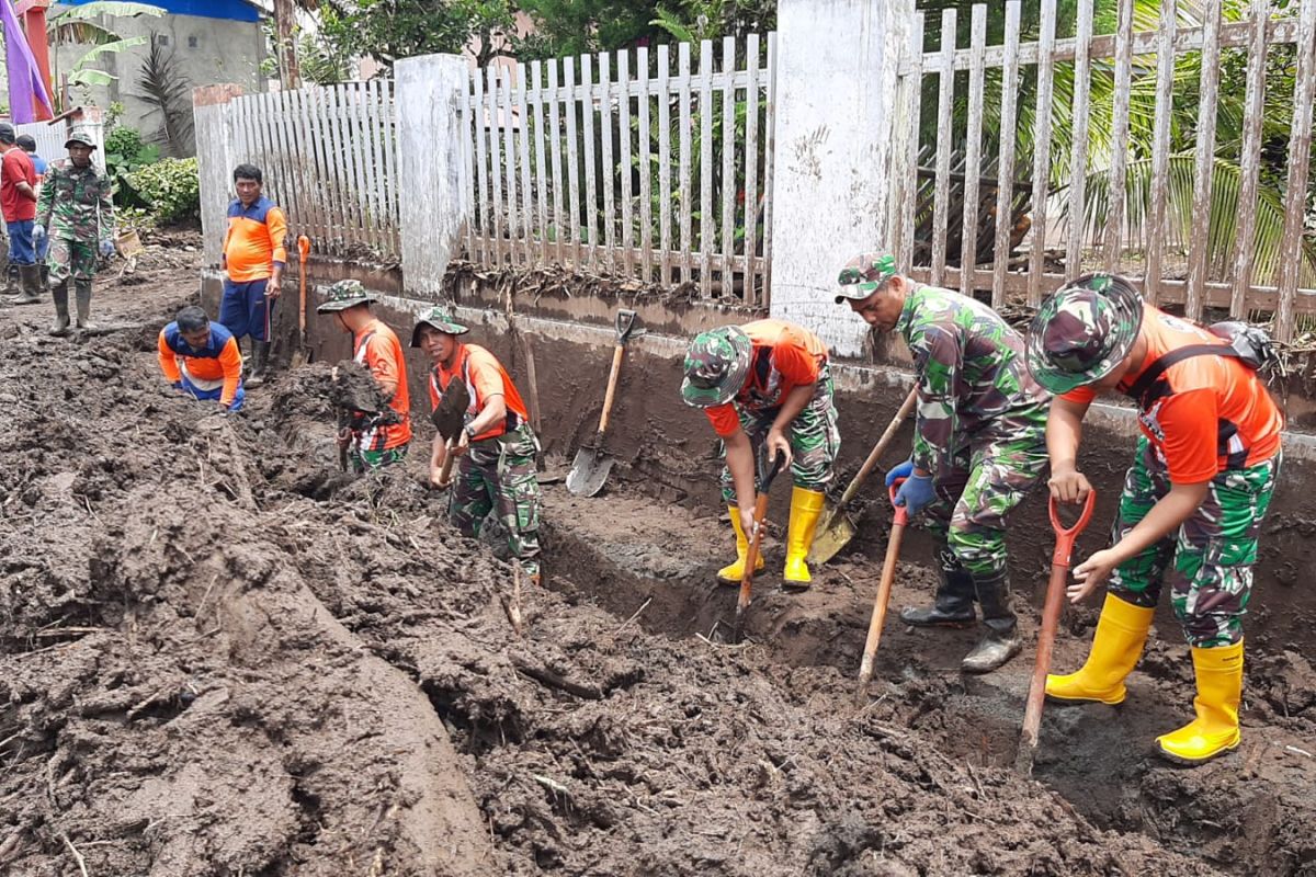 Lanudal Manado bantu bersihkan material banjir di Desa Klabat