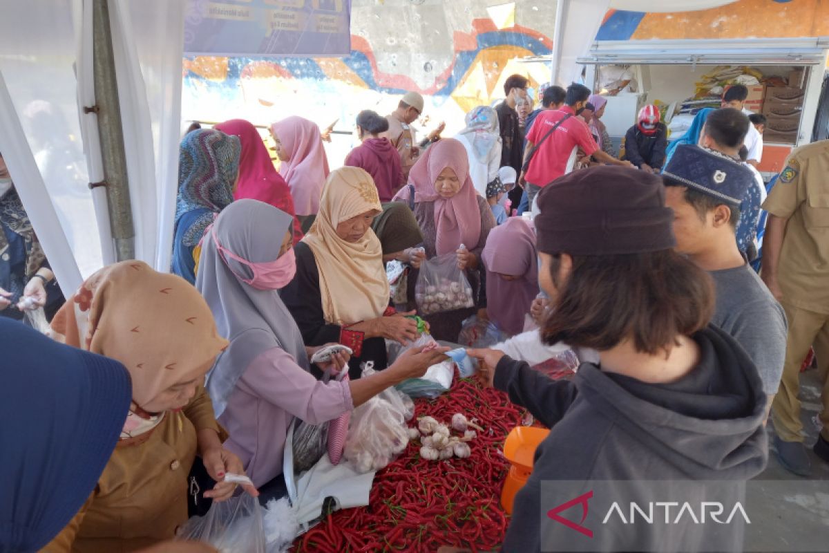 Masyarakat Kota Bengkulu serbu bazar murah