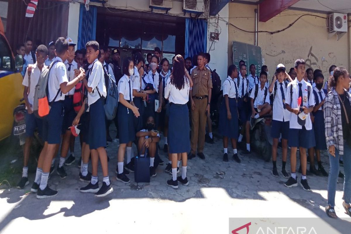 Siswa Jayapura antusias menanti Presiden RI di sepanjang Kota Sentani