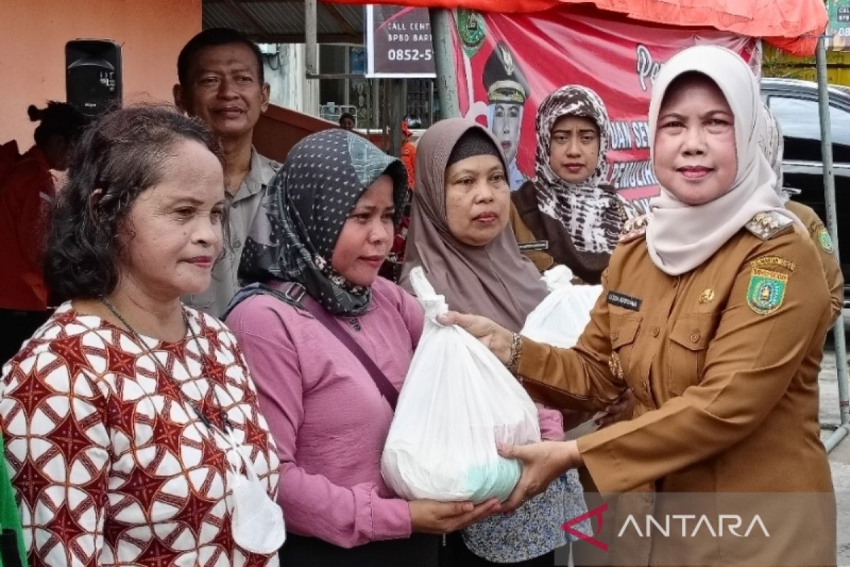 Ratusan petugas kebersihan di Barsel dapat bantuan sembako jelang Ramadhan