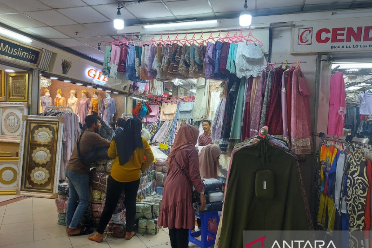 Jelang Ramadhan, pedagang Tanah Abang keluhkan turunnya pesanan baju