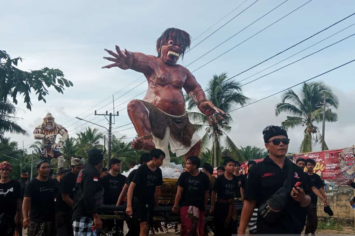 Pemeluk Hindu di Desa Adat Girijati Belitung arak ogoh-ogoh untuk sambut Nyepi