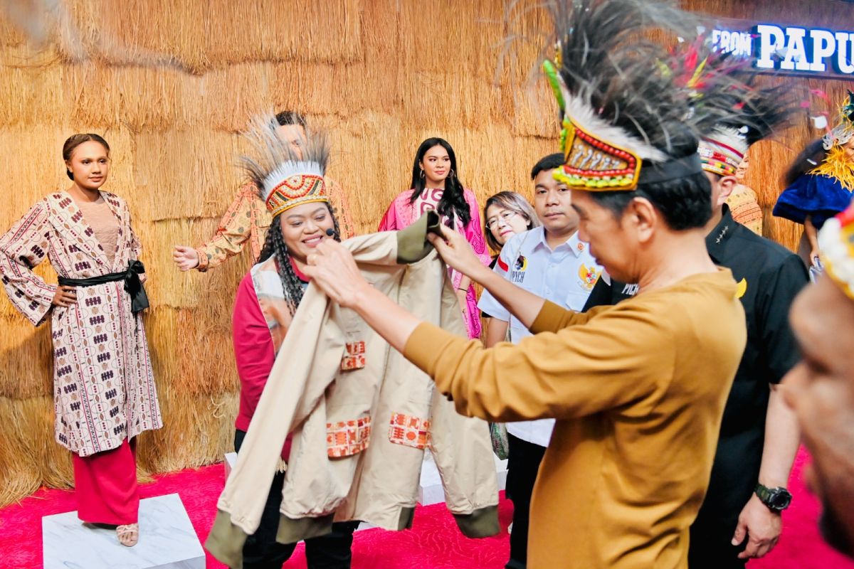 Resmikan PYCH, Jokowi diberi hadiah jaket karya perancang asli Papua