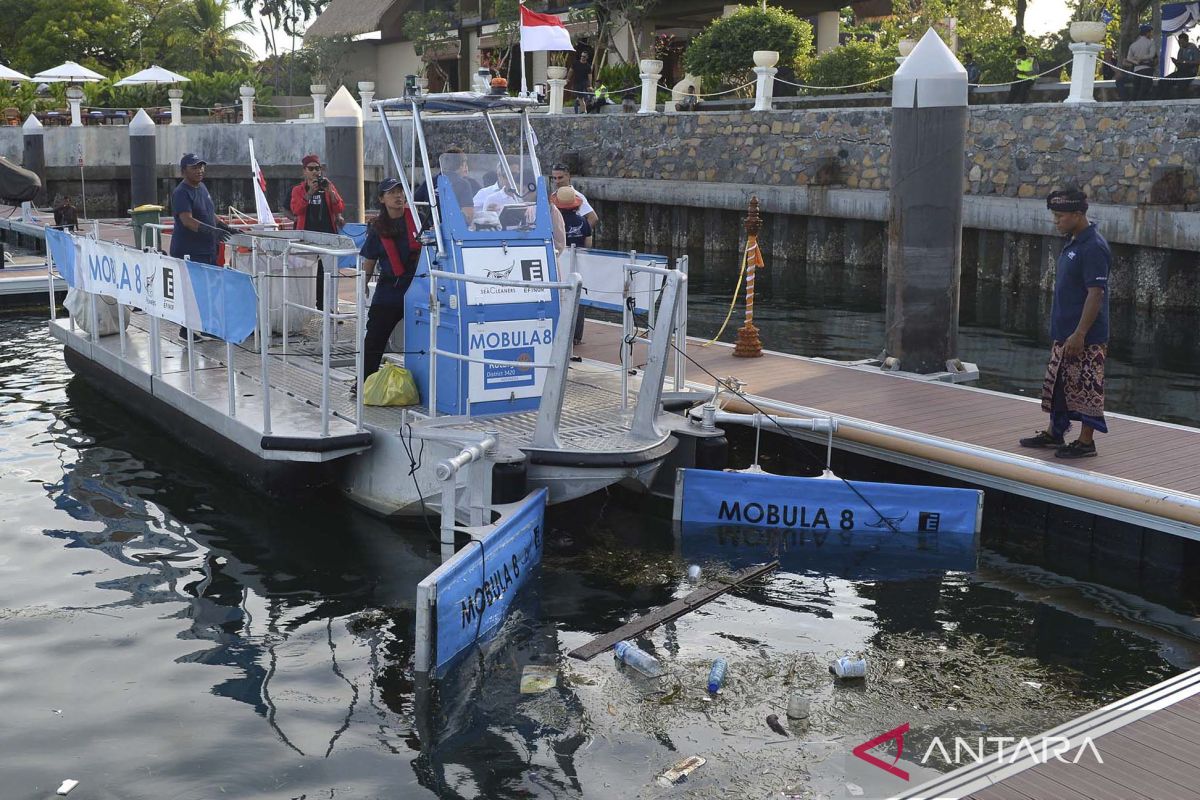 Pengoperasian kapal pengumpul sampah Mobula 8 di Bali