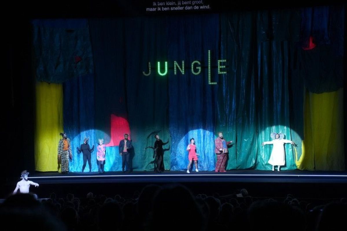 Dira Sugandi jadi satu-satunya pemeran asal Asia di teater musikal internasional"The Jungle Book"