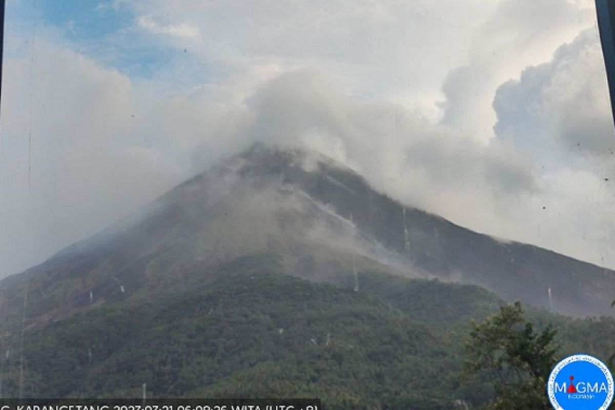 Pos PGA: Guguran lava masih meluncur dari kawah Karangetang
