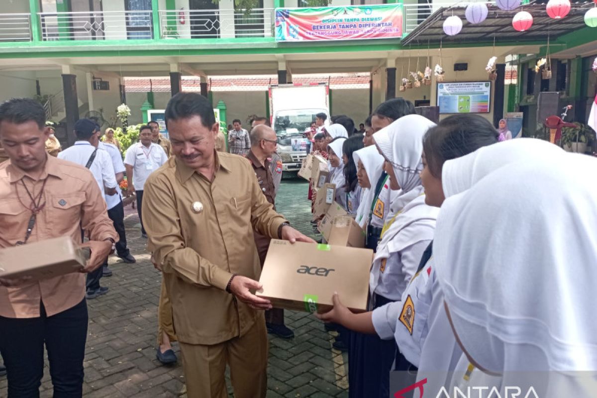 Wali Kota Madiun serahkan 9.400 laptop pinjam pakai untuk siswa SD-SMP