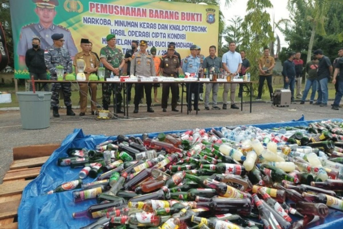 Polisi Bengkalis musnahkan ribuan botol minuman beralkohol
