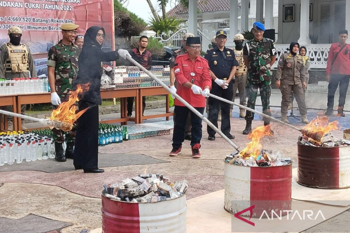 Bea Cukai Jabar bersama Forkopimda Cianjur musnahkan rokok ilegal