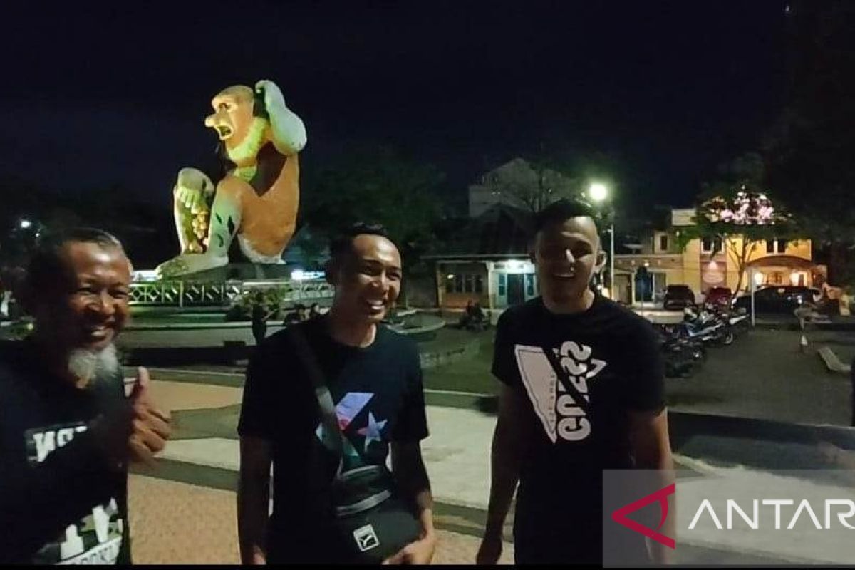 Tiga pemuda Malaysia nikmati sensasi susur sungai malam di Banjarmasin